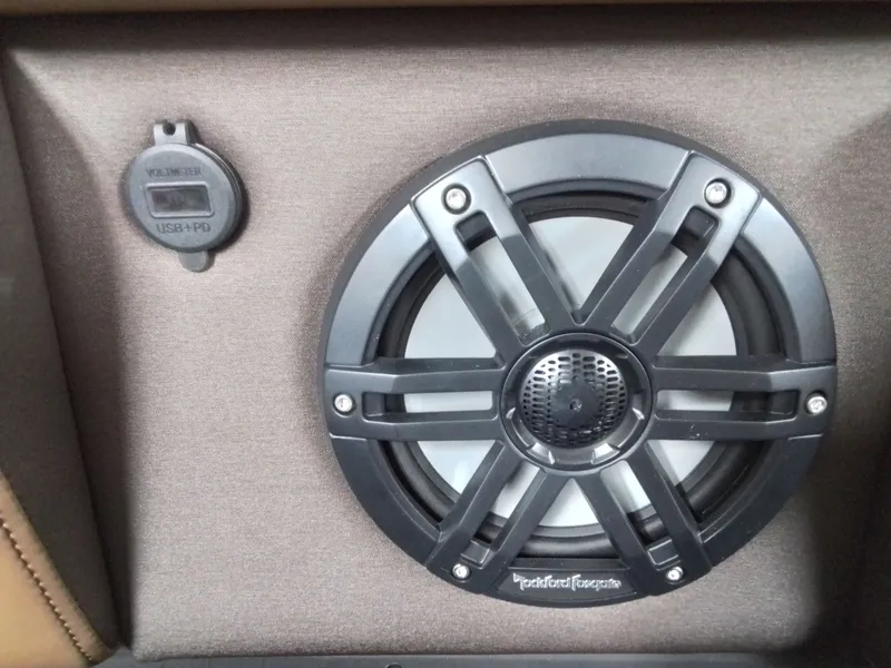 Slide: The Image of Speaker and USB port in Bennington 25RSRSF 2026. - 12