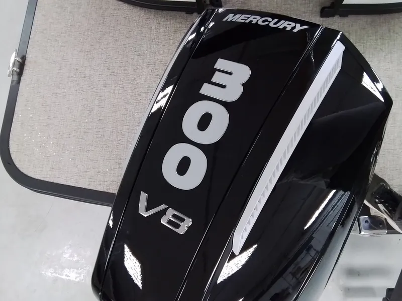 Slide: The Image of Mercury 300 V8 outboard motor on Bennington 25RSRSF 2026. - 8