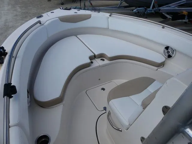 Slide: The Image of Robalo R222 2019 - 12