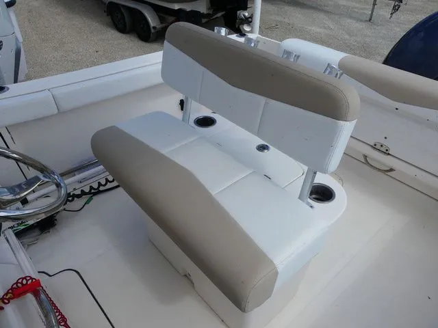 Slide: The Image of Robalo R222 2019 - 16