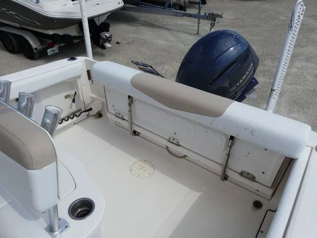 Slide: The Image of Robalo R222 2019 - 17