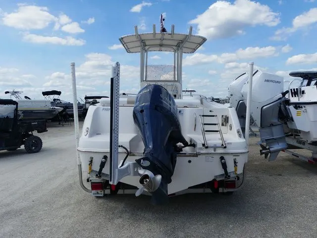 Slide: The Image of Robalo R222 2019 - 5