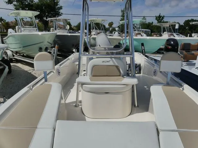 Slide: The Image of Bulls Bay 2200 XS 2026 - 16