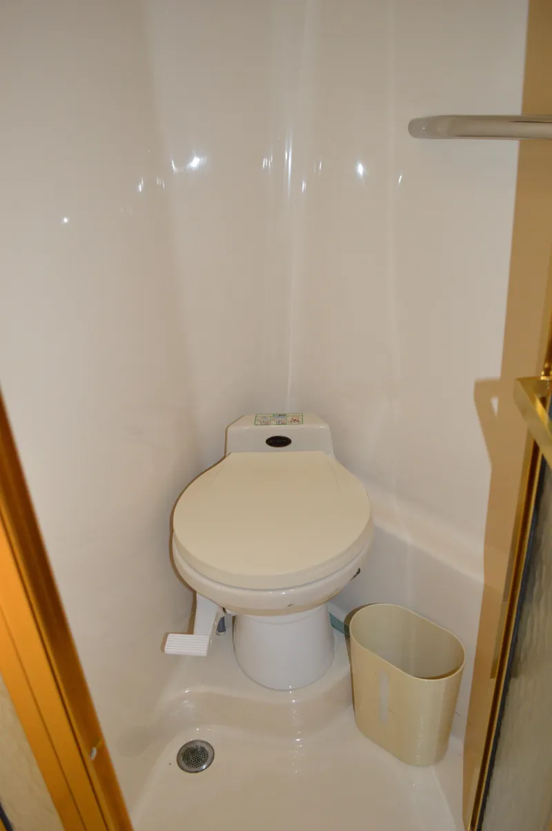 Slide: The Image of Sea Ray 500 Sundancer 1994 bathroom with toilet. - 18