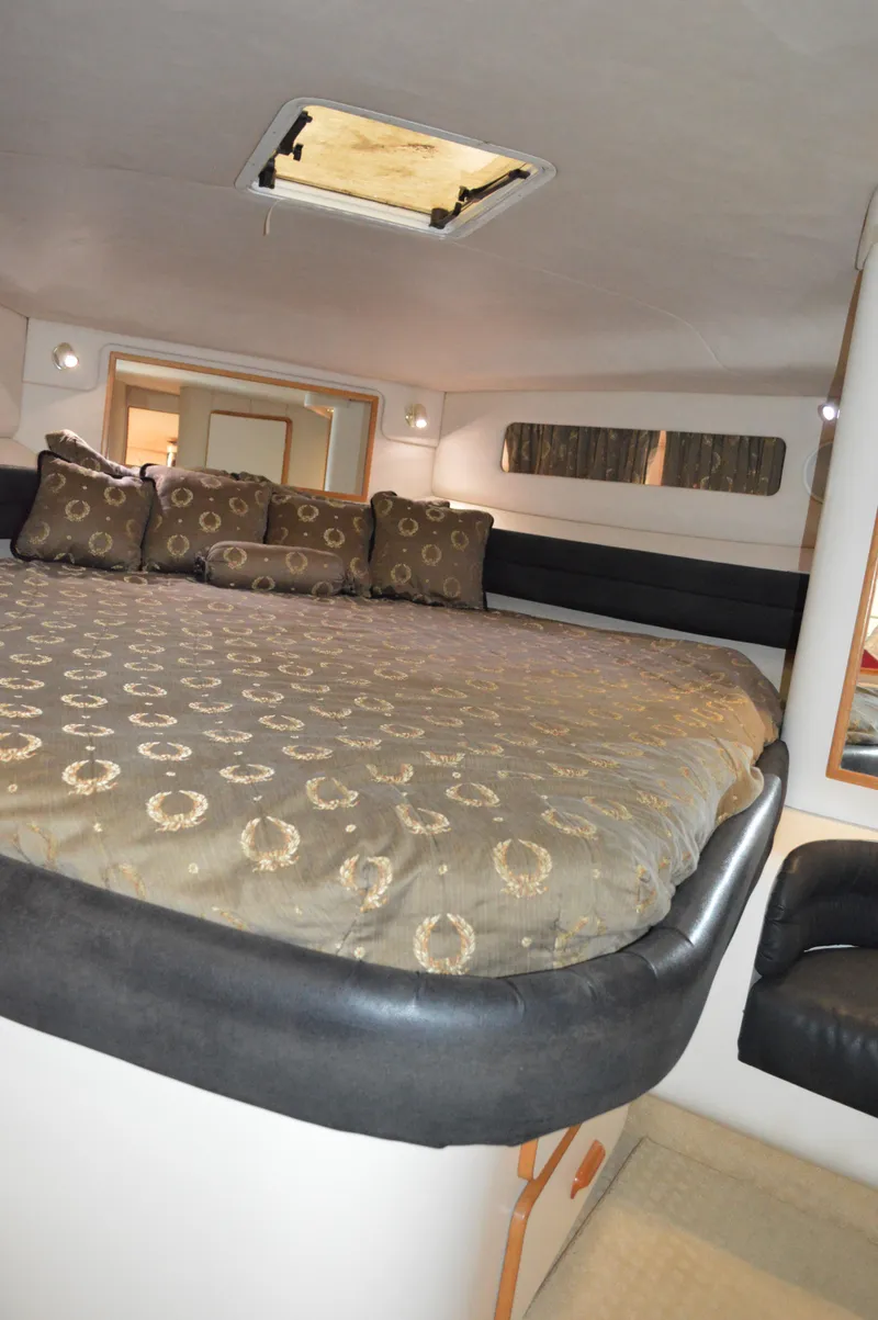 Slide: The Image of 1994 Sea Ray 500 Sundancer interior with luxurious bed. - 26