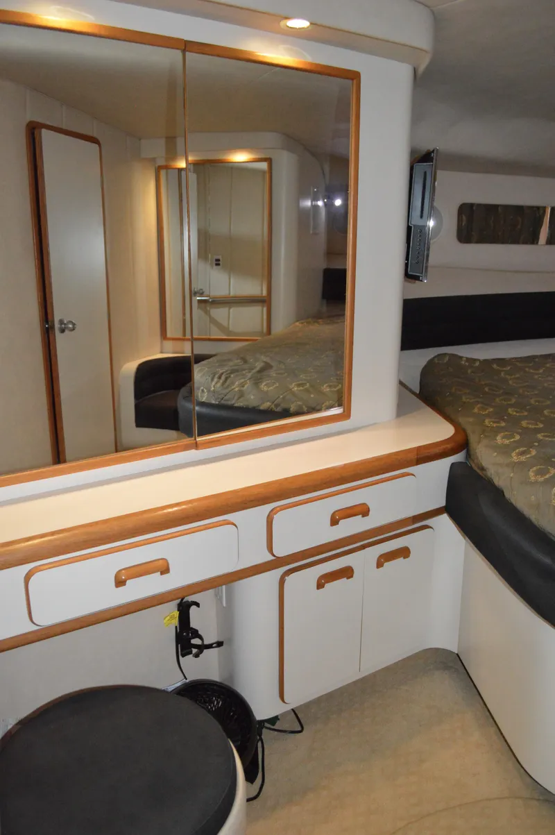 Slide: The Image of Interior of 1994 Sea Ray 500 Sundancer yacht cabin. - 29