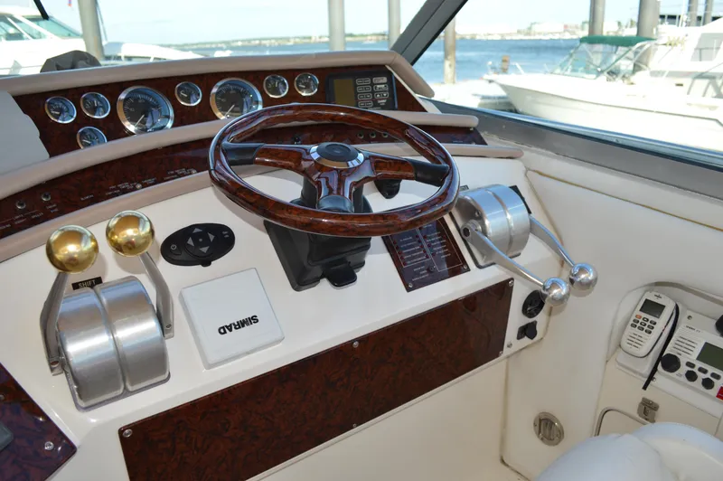 Slide: The Image of 1994 Sea Ray 500 Sundancer helm with wooden steering wheel. - 9