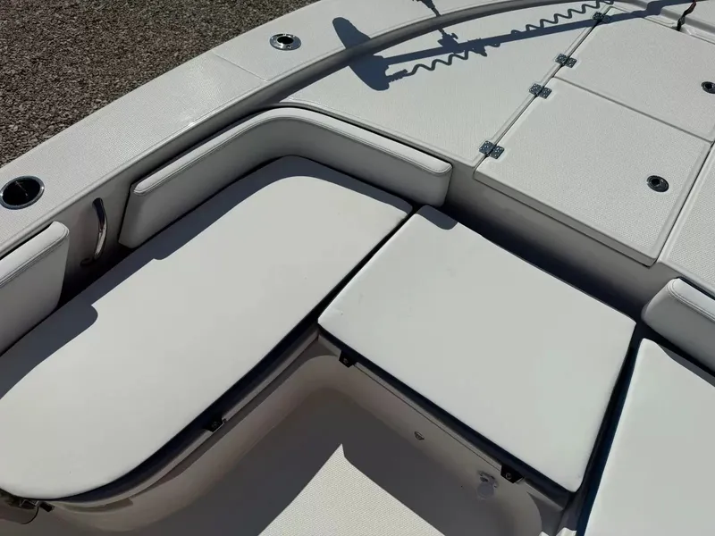 Slide: The Image of Robalo 246 Cayman 2026 - 15