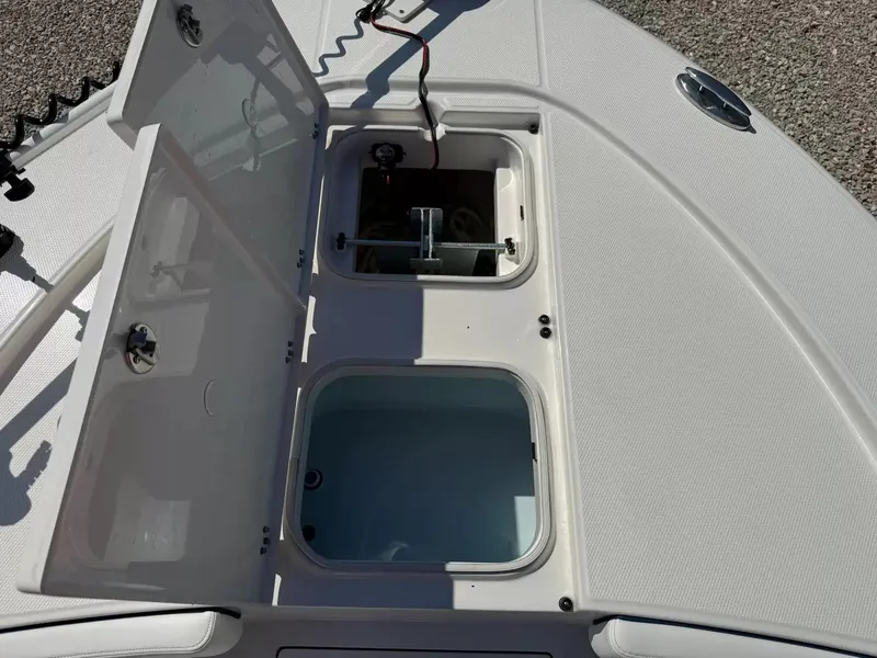 Slide: The Image of Robalo 246 Cayman 2026 - 17