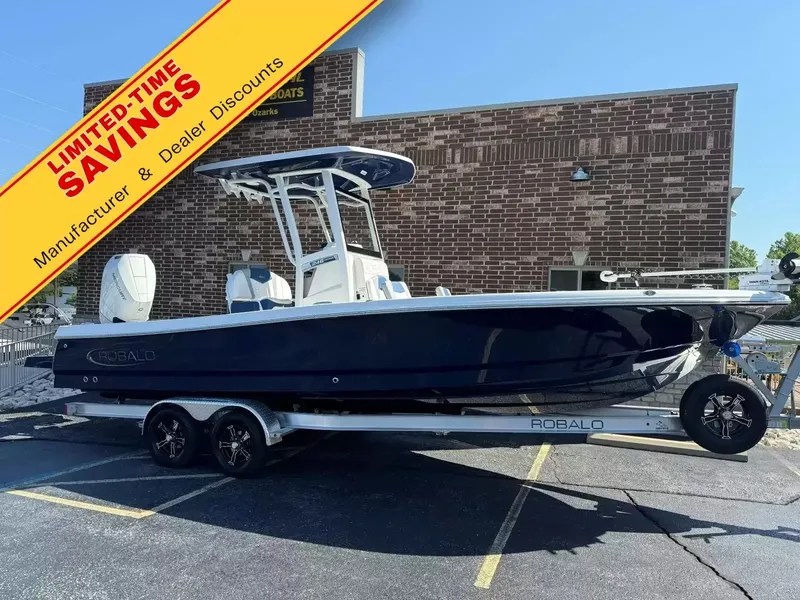 The Image of Robalo 246 Cayman 2026 on a trailer, with a yellow promotional banner for discounts. - 1