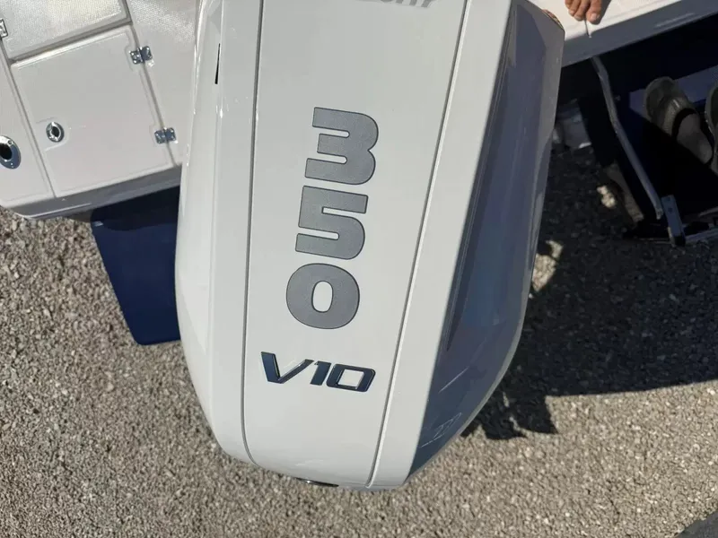 Slide: The Image of Robalo 246 Cayman 2026 - 19
