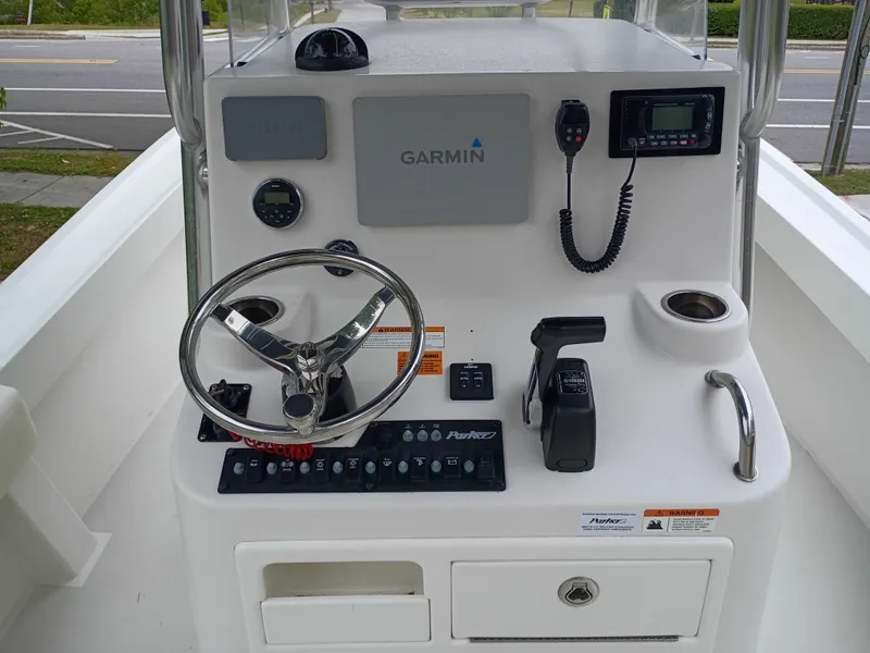 Slide: The Image of Parker Marine 23SE 2016 - 10