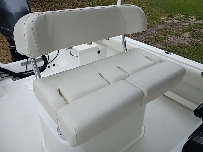 Slide: The Image of White seat on a 2016 Parker 23SE boat. - 15