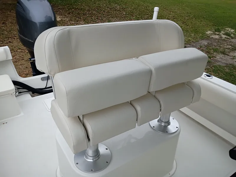 Slide: The Image of Parker 23SE 2016 boat seat with white upholstery. - 16