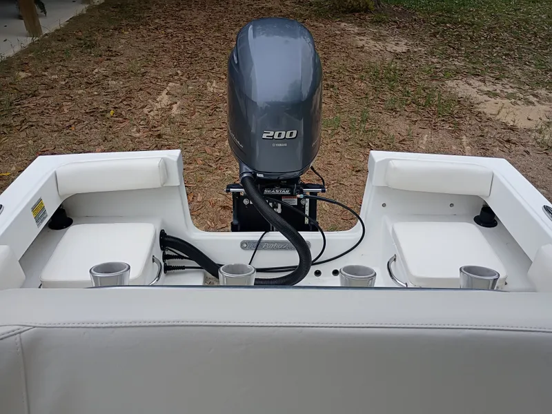 Slide: The Image of Rear view of a 2016 Parker 23SE boat with Yamaha 200 engine. - 19