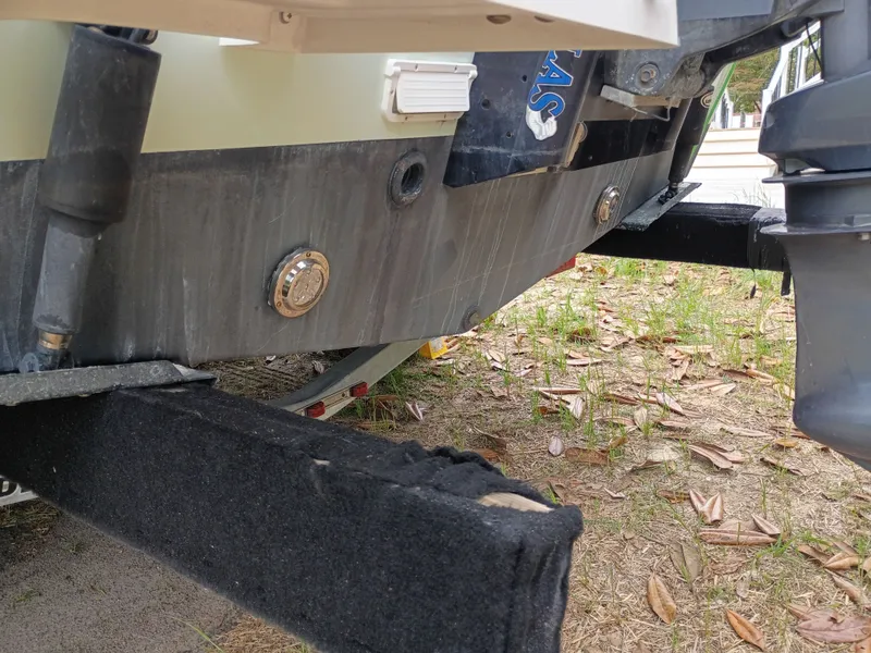 Slide: The Image of Rear view of a 2016 Parker 23SE boat on a trailer. - 37