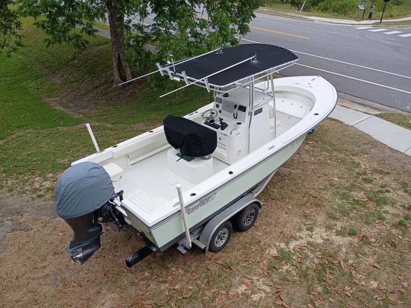 Slide: The Image of 2016 Parker 23SE boat on trailer, side view. - 4
