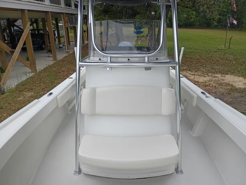 Slide: The Image of 2016 Parker 23SE boat with seating and helm station. - 8