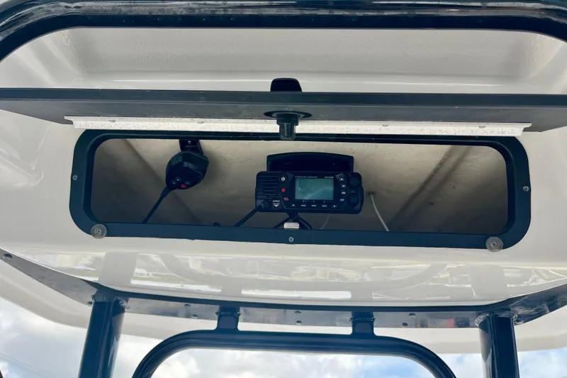 Slide: The Image of Robalo R230 2025 communication system in the console. - 23