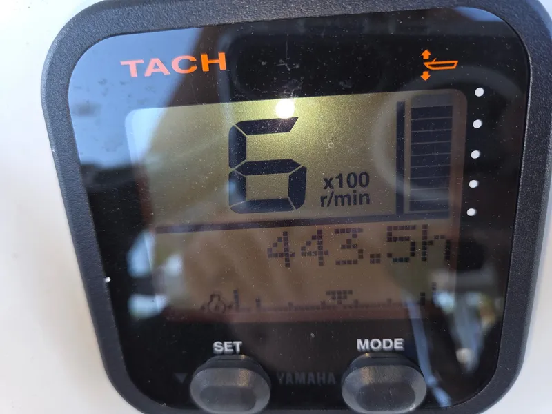 Slide: The Image of Yamaha tachometer displaying 443.5 hours, Sailfish 218 CC 2007. - 12