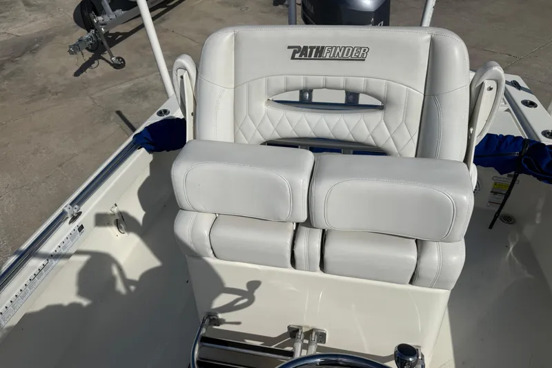 Slide: The Image of Pathfinder 2500 Hybrid 2021 boat seat with white upholstery and logo. - 16