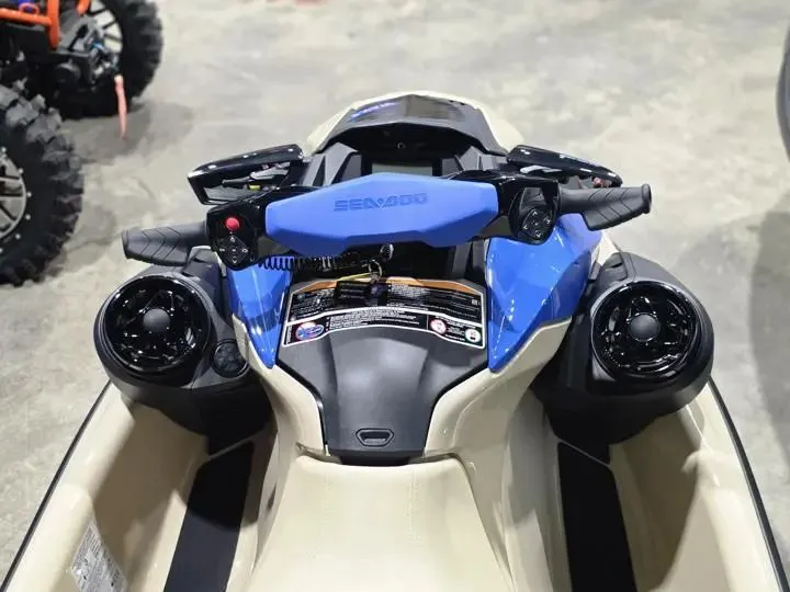 Slide: The Image of Sea-Doo Wake 170 2026 - 15