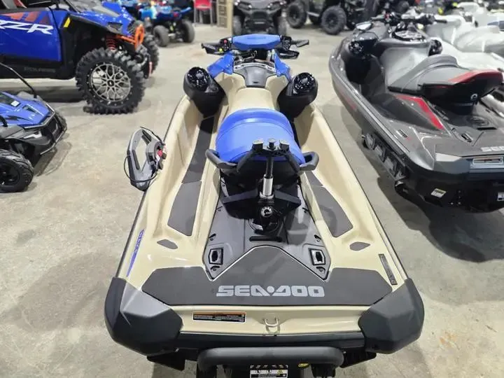 Slide: The Image of Sea-Doo Wake 170 2026 - 6