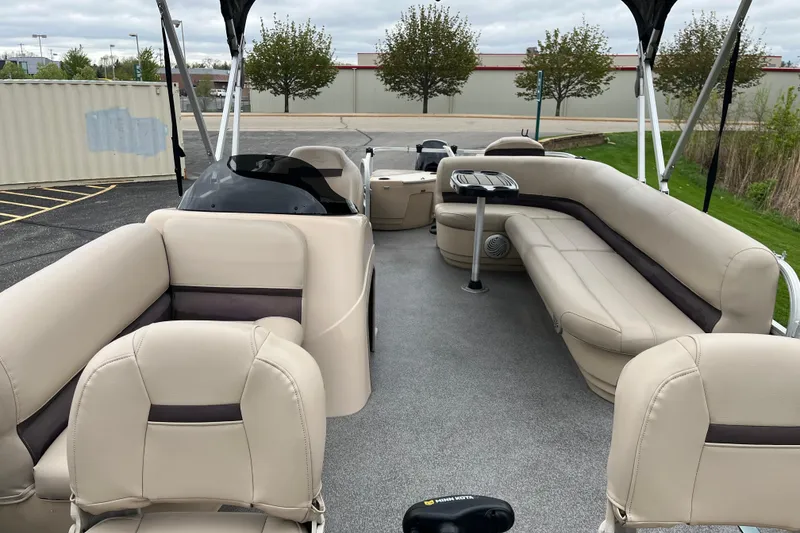 Slide: The Image of 2016 Sun Tracker Fishin' Barge 20 DLX with spacious seating and modern design. - 3