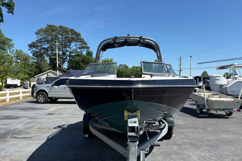 Slide: The Image of 2021 Yamaha Boats AR195 on trailer in sunny outdoor setting. - 4