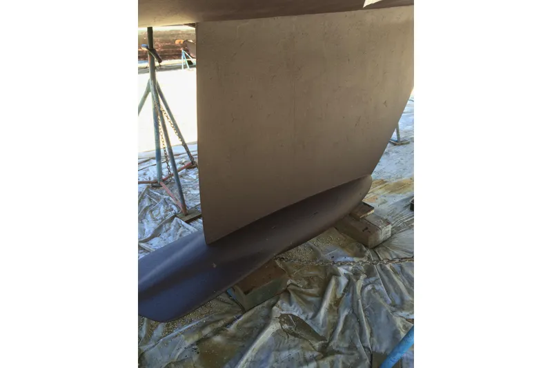 Slide: The Image of Keel of a 1997 Beneteau Oceanis 40 CC on supports. - 24