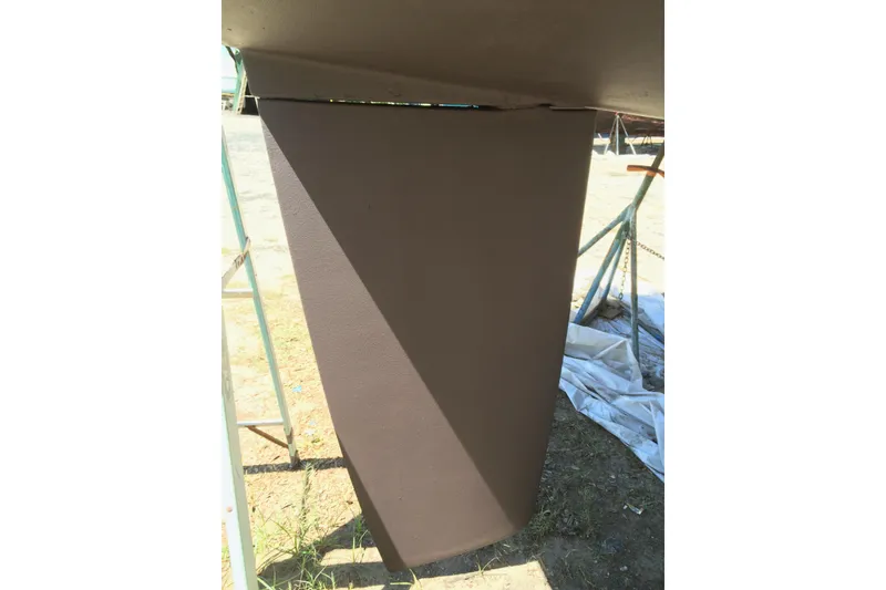 Slide: The Image of Keel of a 1997 Beneteau Oceanis 40 CC sailboat. - 25