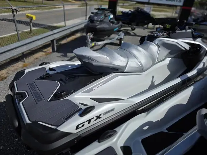 Slide: The Image of Sea-Doo GTX Limited 325 2026 - 8