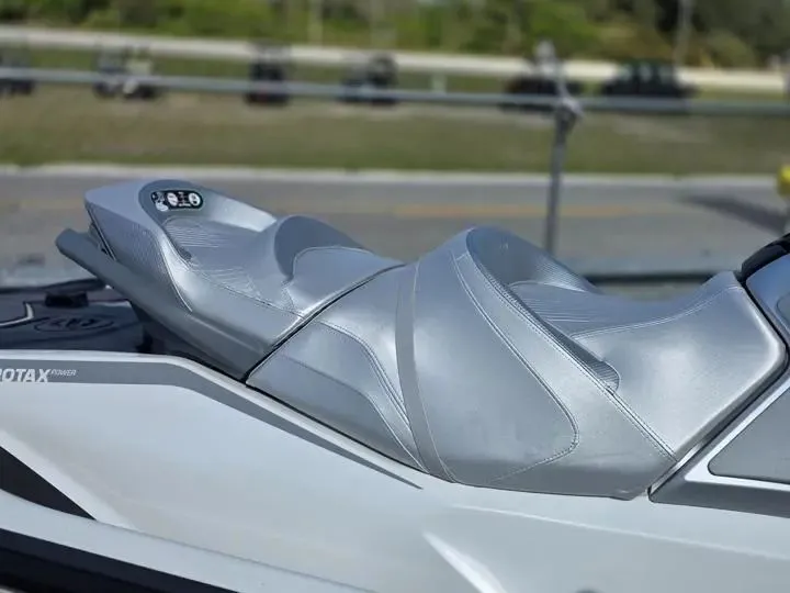 Slide: The Image of Sea-Doo GTX Limited 325 2026 - 9