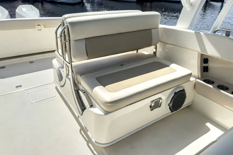 Slide: The Image of Boston Whaler 320 Vantage 2023 - 10