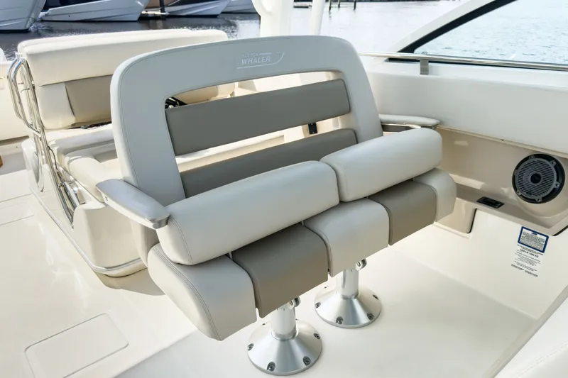 Slide: The Image of Boston Whaler 320 Vantage 2023 - 11