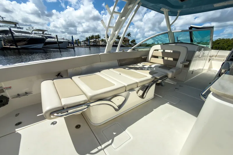 Slide: The Image of Boston Whaler 320 Vantage 2023 - 12