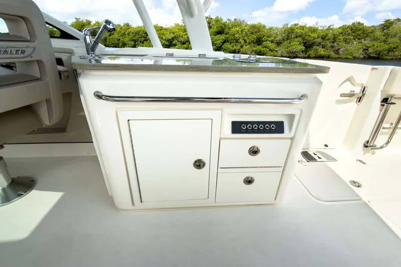 Slide: The Image of Boston Whaler 320 Vantage 2023 - 13