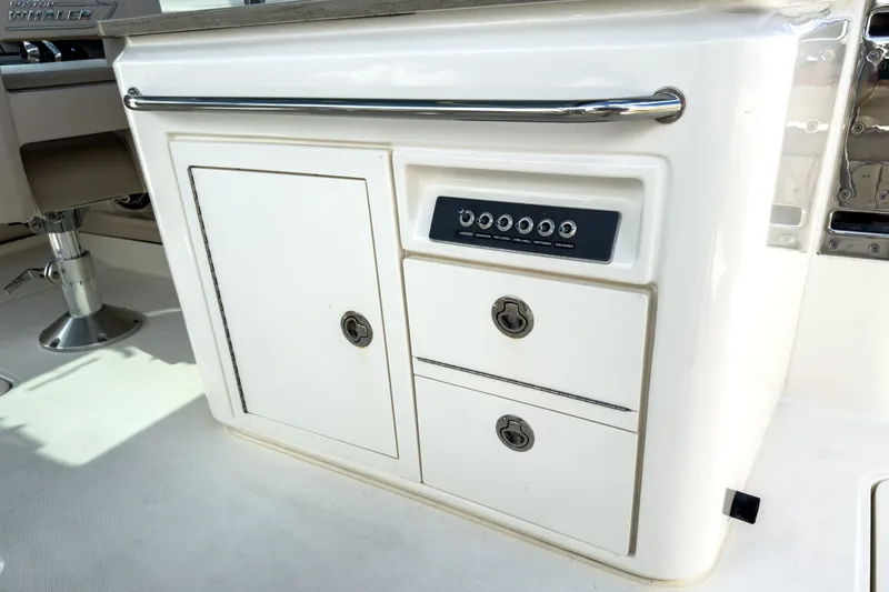 Slide: The Image of Boston Whaler 320 Vantage 2023 - 15