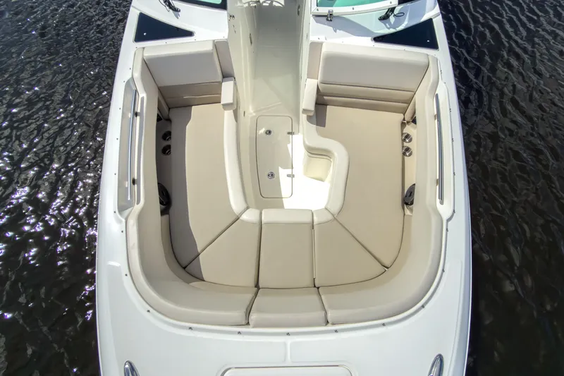 Slide: The Image of Boston Whaler 320 Vantage 2023 - 27