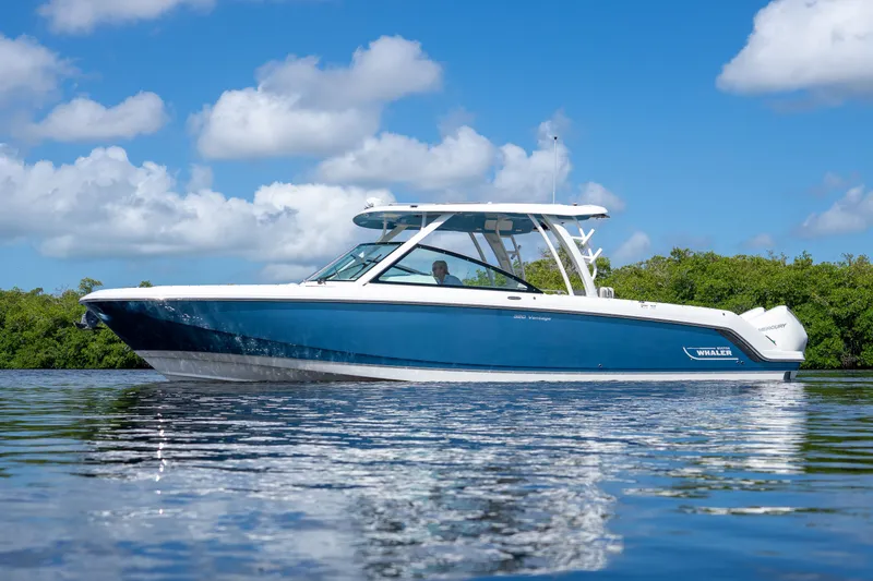 Slide: The Image of Boston Whaler 320 Vantage 2023 - 3
