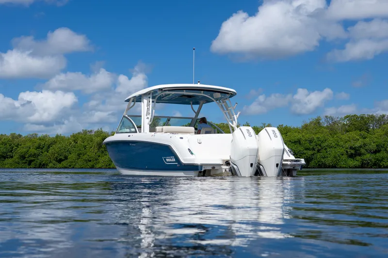 Slide: The Image of Boston Whaler 320 Vantage 2023 - 31