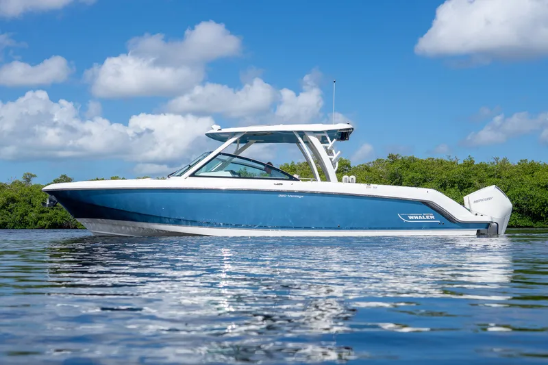 Slide: The Image of Boston Whaler 320 Vantage 2023 - 33