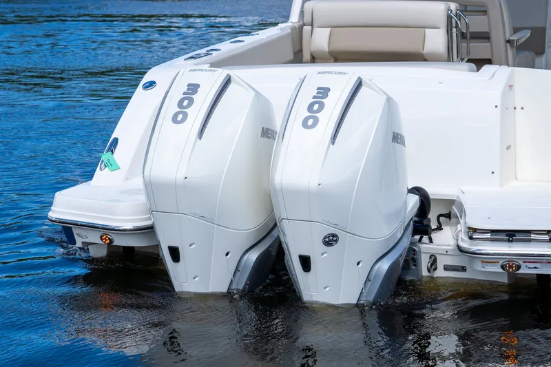 Slide: The Image of Boston Whaler 320 Vantage 2023 - 4