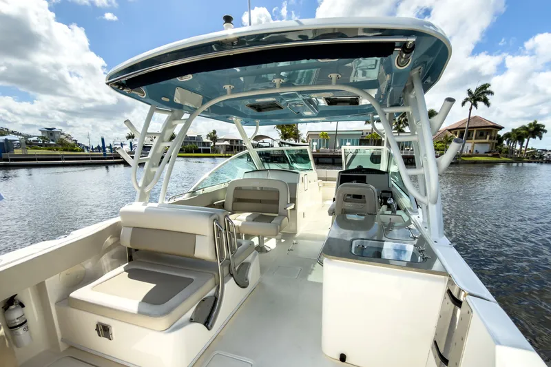 Slide: The Image of Boston Whaler 320 Vantage 2023 - 5