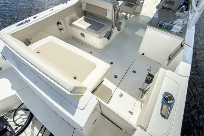 Slide: The Image of Boston Whaler 320 Vantage 2023 - 6