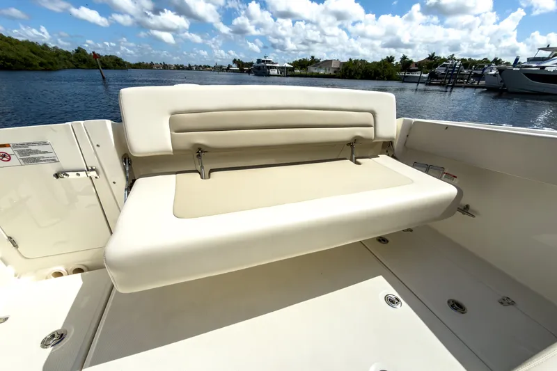 Slide: The Image of Boston Whaler 320 Vantage 2023 - 7