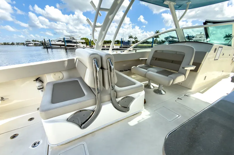 Slide: The Image of Boston Whaler 320 Vantage 2023 - 8