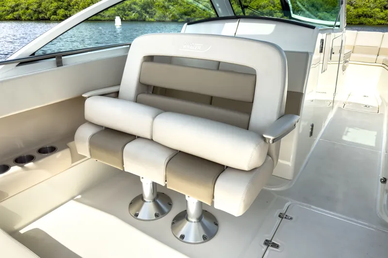 Slide: The Image of Boston Whaler 320 Vantage 2023 - 9