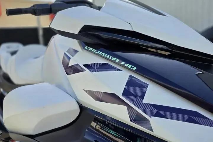 Slide: The Image of 2026 Yamaha WaveRunner VX Cruiser HO, sleek design with bold graphics and ergonomic handlebars. - 10