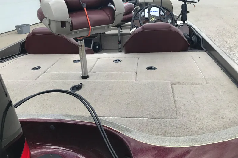 Slide: The Image of 2001 Ranger 518DVX Comanche boat interior with seating and steering console. - 21